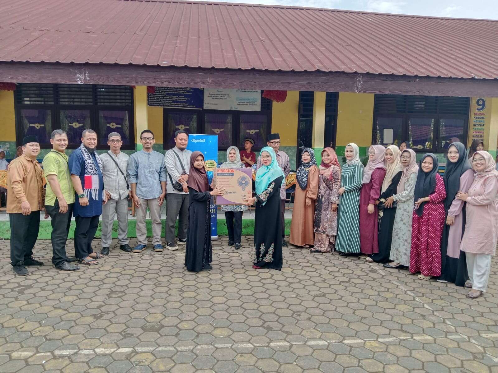 Pemberian Bantuan Kipas Angin dari Salah Satu Siswa Kelas 5b kepada Sekolah.